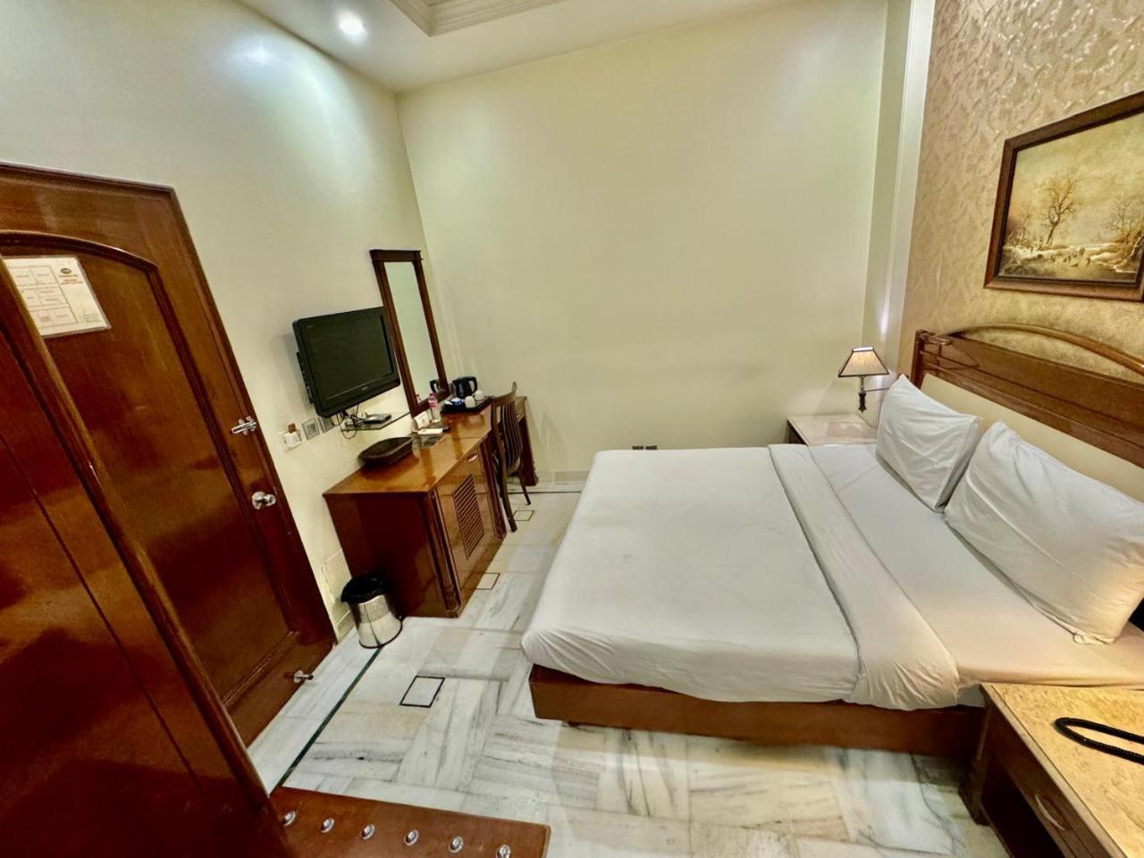 Hotel Florence Inn, Karol Bagh, New Delhi, 2 Min From Metro ภายนอก รูปภาพ