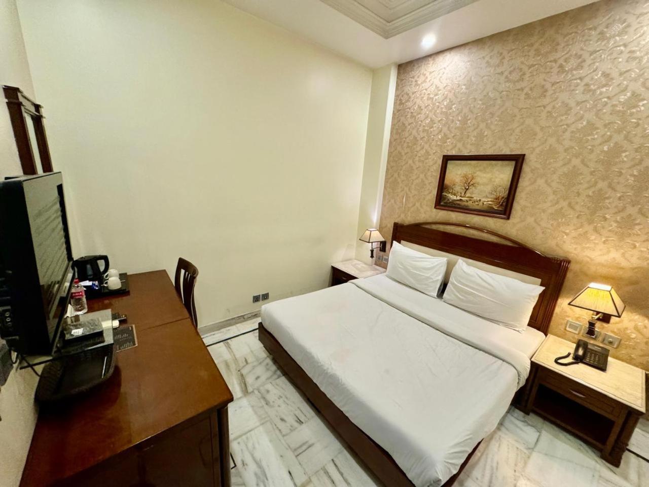 Hotel Florence Inn, Karol Bagh, New Delhi, 2 Min From Metro ภายนอก รูปภาพ